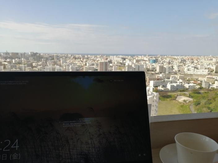 PCを持ち込んでお仕事しながら、時おりラウンジのドリンクで休憩 / 1