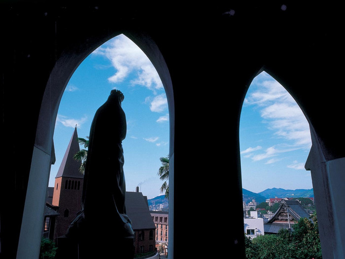 マリア像が見守る先には長崎のまちが　©長崎県観光連盟　写真掲載にあたっては大司教区の許可をいただいています。