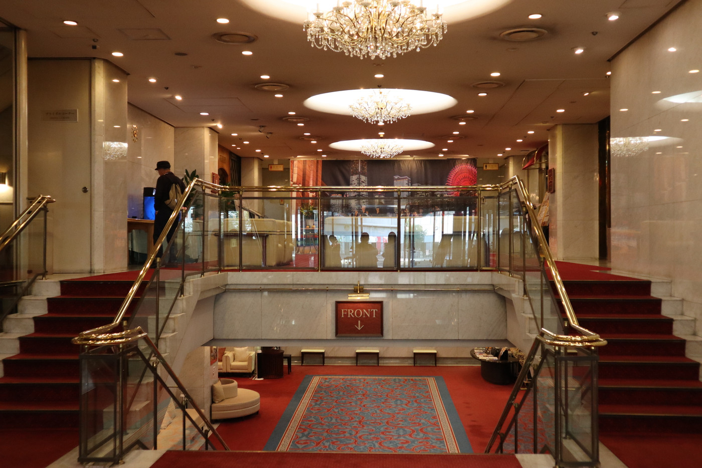 ゆったりとしたロビーでチェックイン2009338