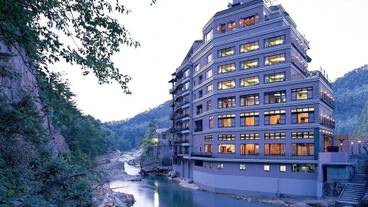 施設の正面 (日没後) / 1