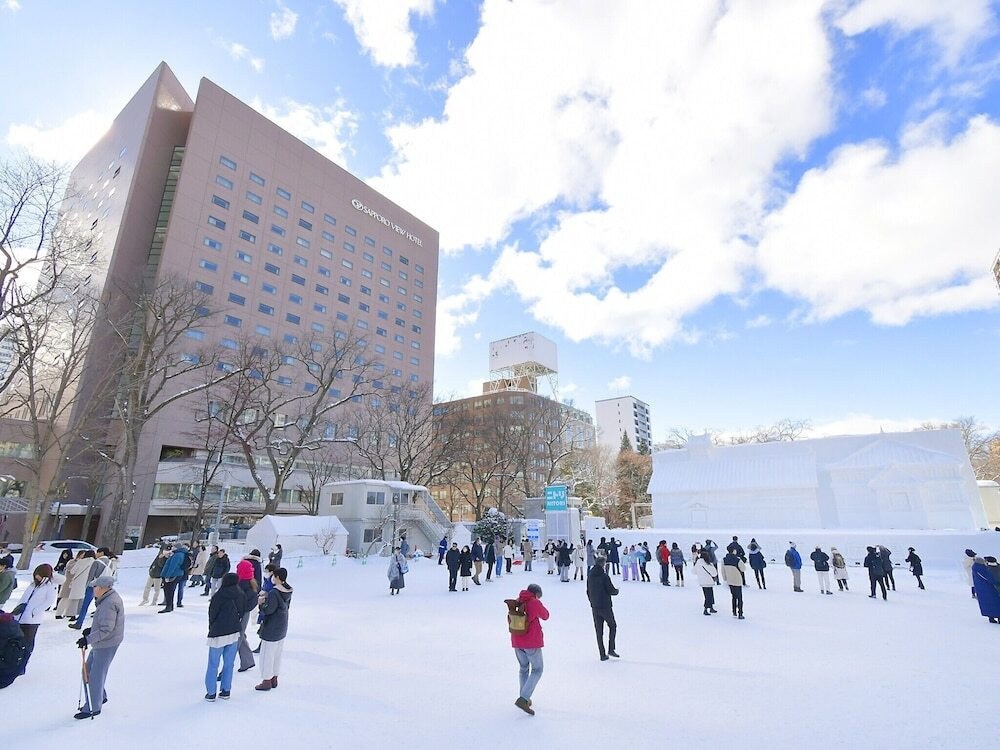 観光名所にぐるりと囲まれた札幌のオアシス「大通公園」3948799