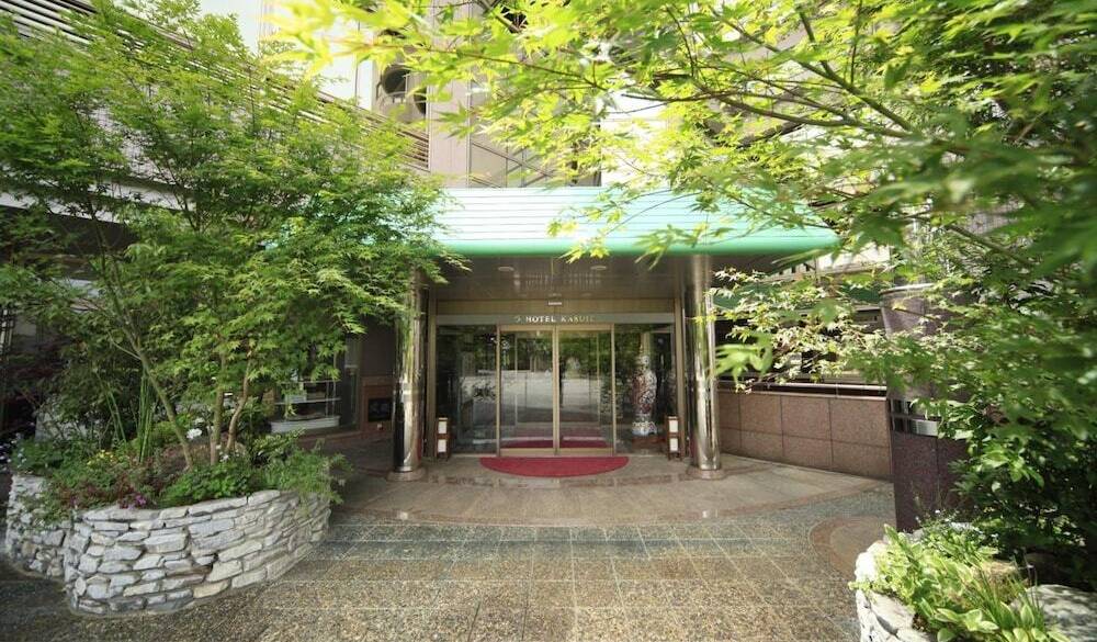 エントランスを囲む花と緑 / 1