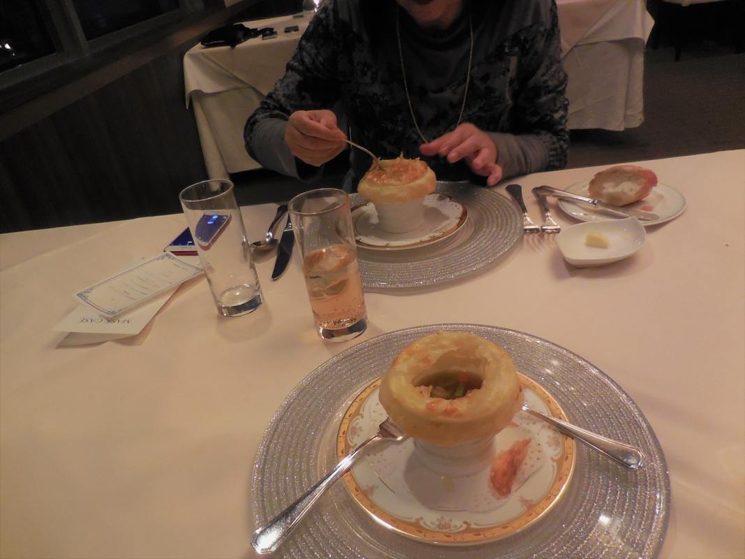 青森シャモロックのパイ包みスープ