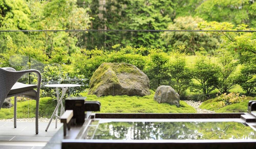 客室の絶景温泉で
贅沢な朝風呂を / 1
