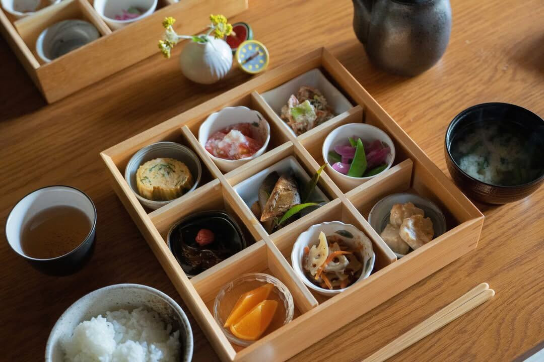 朝食の松花堂弁当の可愛い小鉢たちもこだわって地元の窯元さんの特注品とのこと。うつわ好きとしてもキュンポイント高かったです! / 1