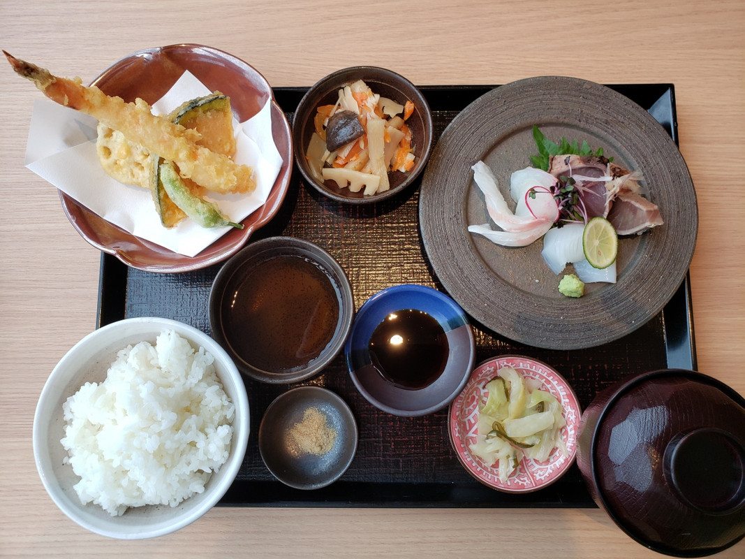 夕食ですね。少ないですが満足です。しかし、ご飯に嫌なにおいが