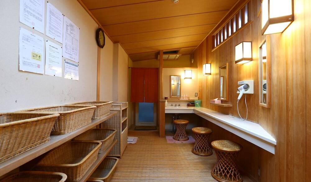 内湯の脱衣所 / 2