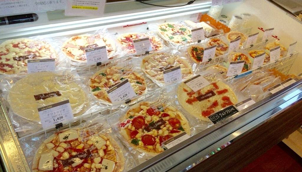 旧軽井沢銀座で
味わい深いチーズを購入 / 4