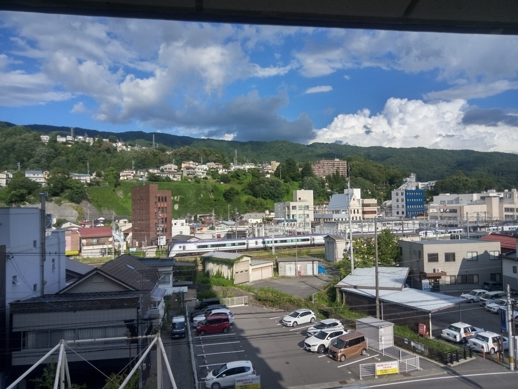 「眺望無し」ルームからは、右奥に上諏訪駅や電車が見えます。