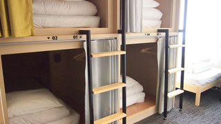 二段ベッドルーム (4ベッド+1シングルベッド, 共用バスルーム)