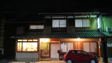 施設の正面 (日没後) / 2