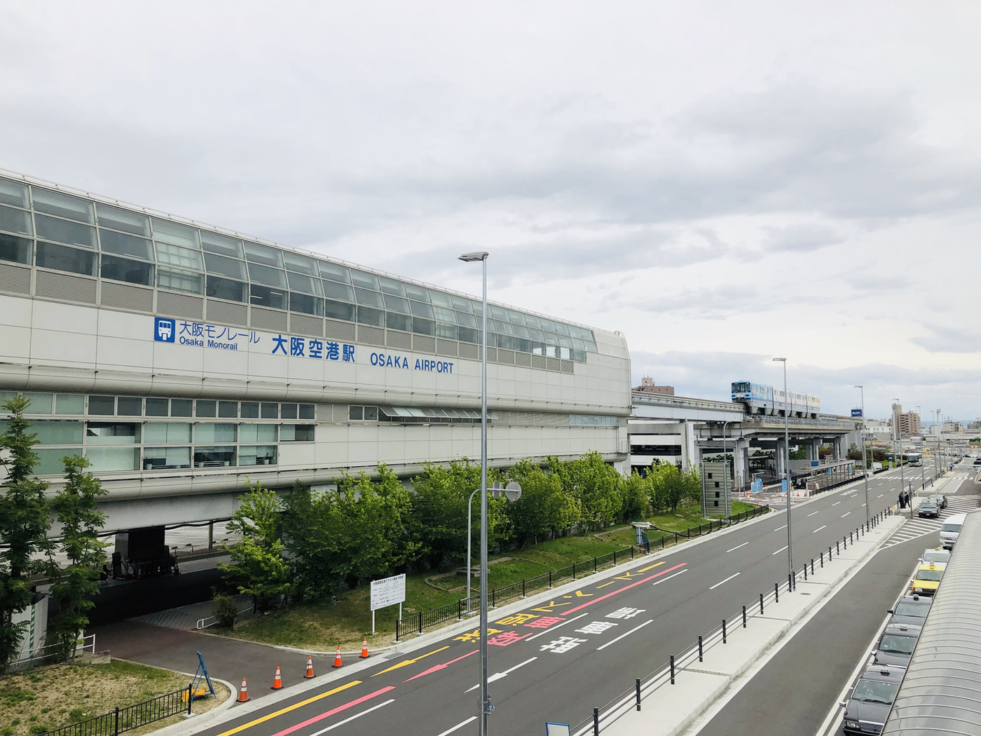 大阪 伊丹空港の駅 思っていたよりたくさんの飛行機が飛んでいて見られて面白かった！