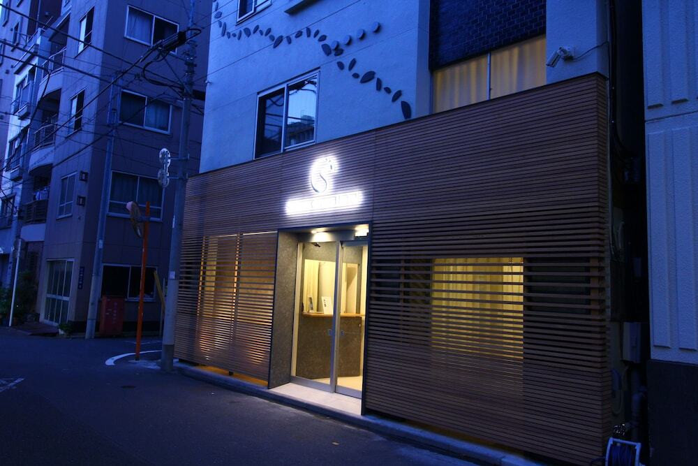 施設の正面 (日没後)