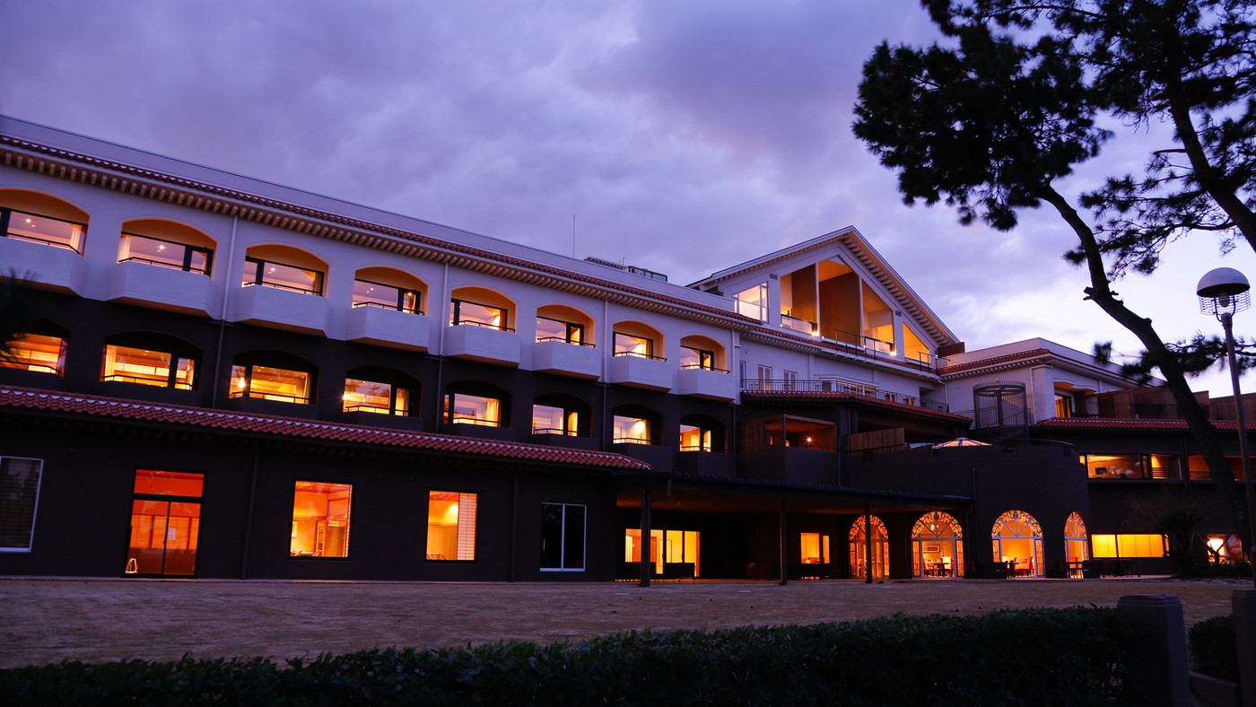 和のクラシックリゾートで夕日を眺めてゆったり3998135