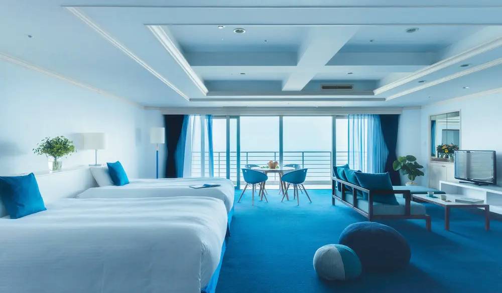 お部屋は計11種類。こちらは目の前の海をよりダイナミックに楽しめる「ビューバススイート」。和室もあるので3名以上ならお布団も準備してもらえますよ。