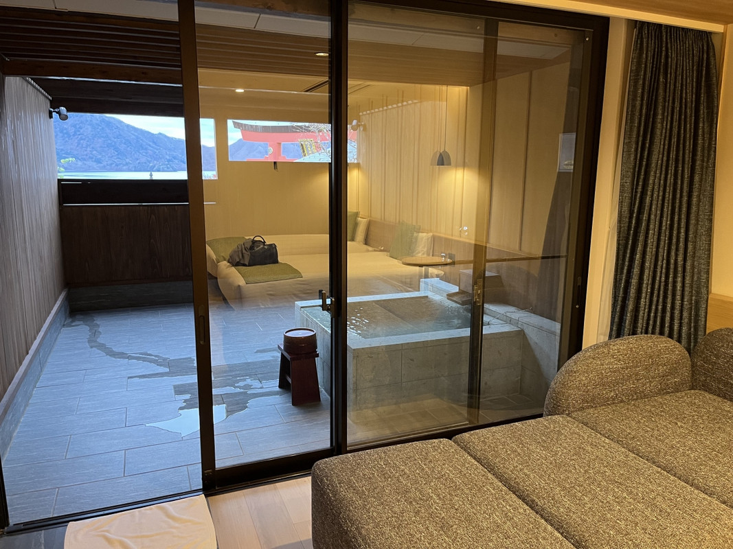 部屋付きの露天風呂。湖は見えず、浴槽に手桶と風呂用の椅子のみ