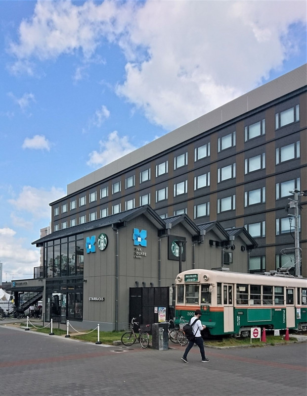 公園側のホテル前には昔の市電車両が展示してある