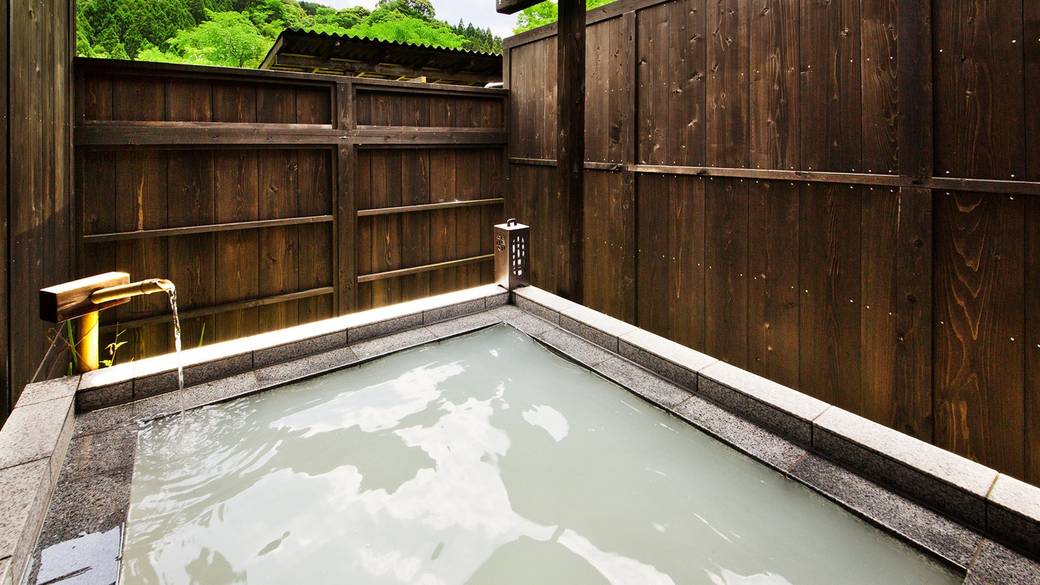 “酵母の湯”が疲れを癒す
白濁の露天風呂 / 1