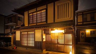 施設の正面 (日没後) / 1