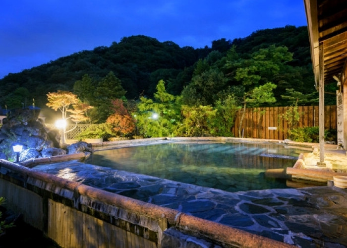 こちらは屋上の露天風呂「浪漫」。「赤城山」や「武尊連峰」の景色を眺めていると煩わしいことが忘れられます