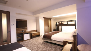 ファミリー プレジャールーム (洗い場つきバスルーム、トイレ個室、ダブルシンク、二段ベッド有)