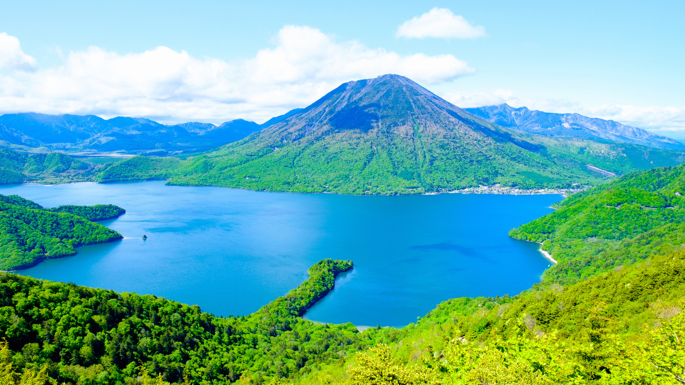 半月山展望台から中禅寺湖・男体山の眺め（5月）