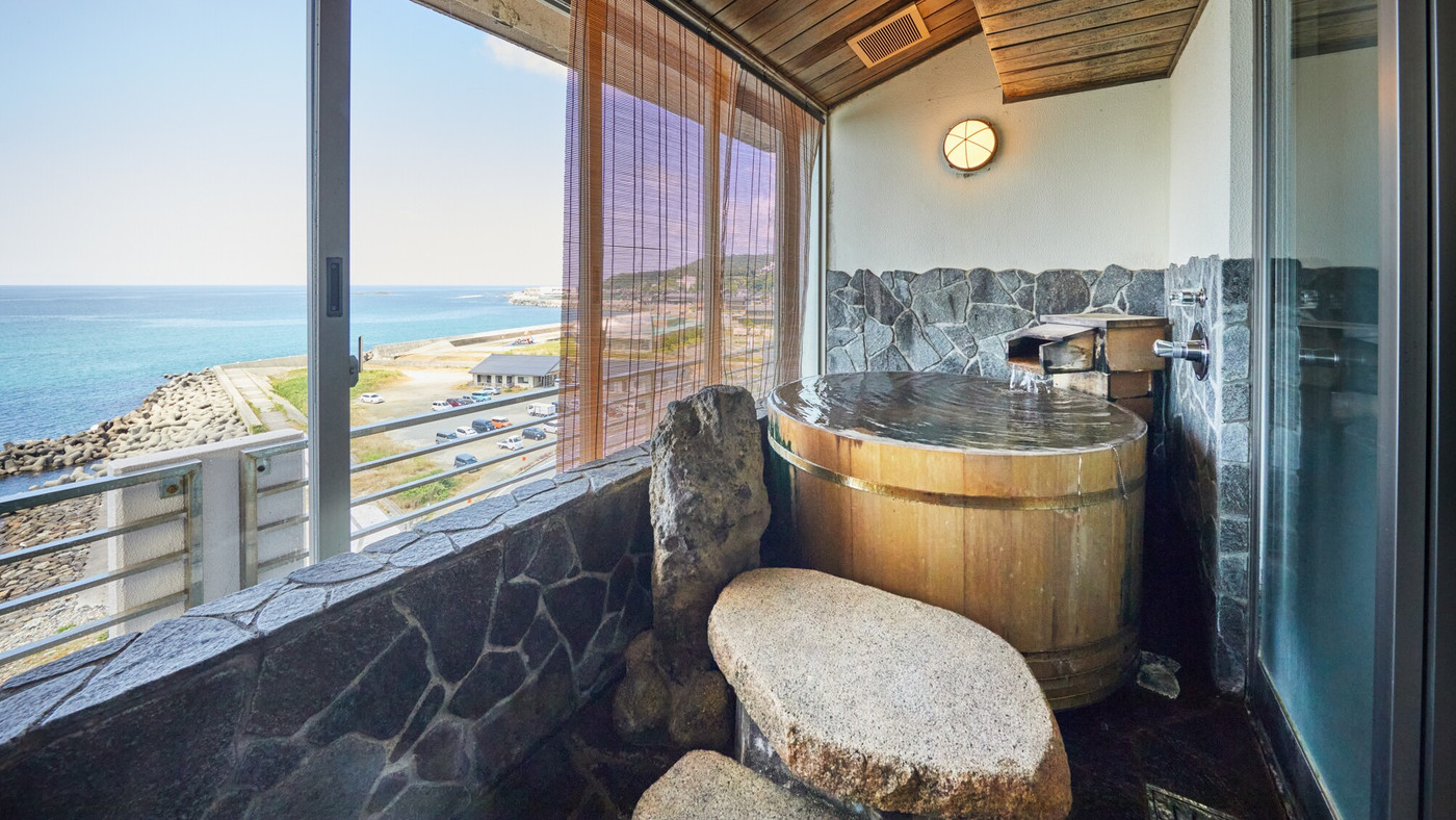 たらい舟型の露天風呂が風情満点♡鉱山町と海を一望できる宿4232638