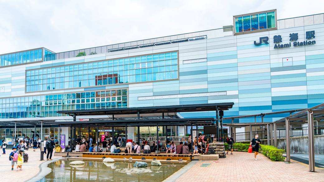 電車でJR熱海駅へ / 1