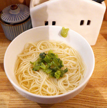 「立ち呑み おでん処 つみれや」 料理 51300541 白石うーめん（￥180）。胡麻油で炒めた大根菜と、柚子胡椒の香りが素敵