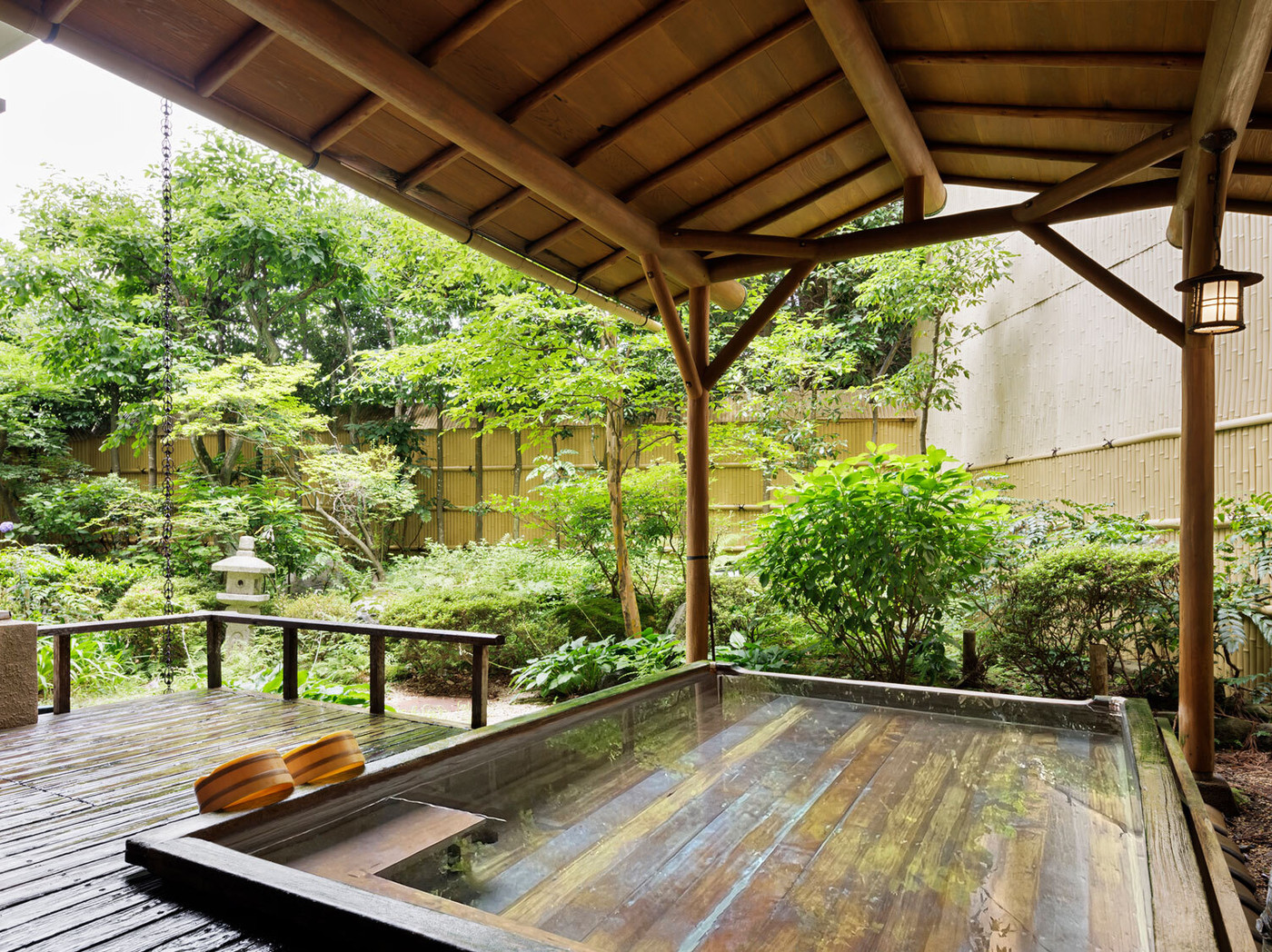 木の温もりを感じる大浴場でリラックス3315571