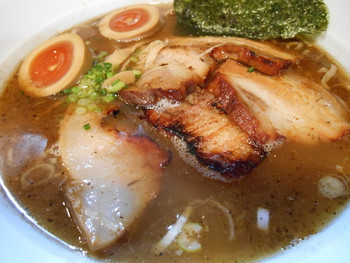 「八雲 」料理 316613 最新８００+１００えん８００えん バラ肉チャーシュー麺(醤油)+味玉2013.12