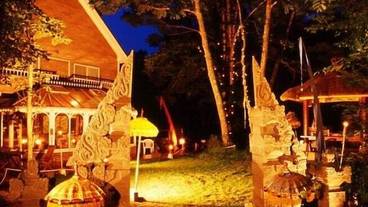 施設の正面 (日没後) / 5