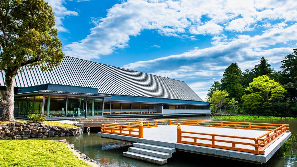 勾玉池のほとりに建つせんぐう館 / 3