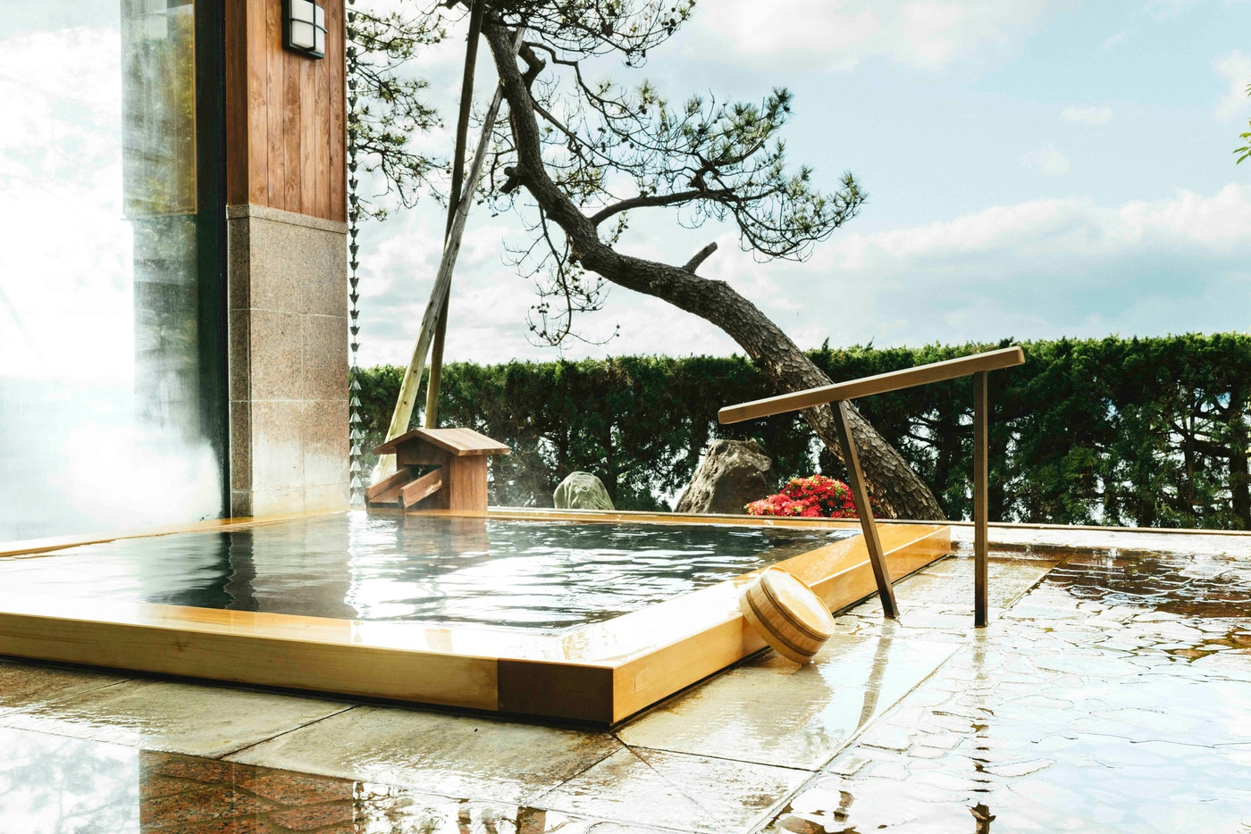 自分へのご褒美に、豪華な特別室で非日常を満喫しよう3930326