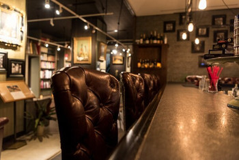 大人の雰囲気漂う落ち着いたバーで乾杯♡3688512