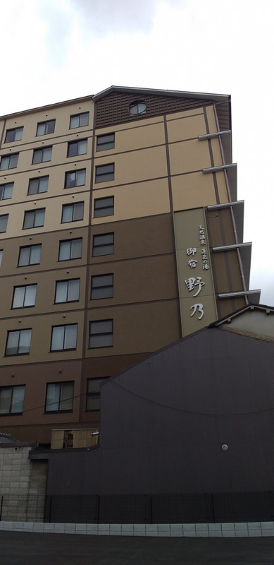 高倉通り側から撮影。細長いビル。