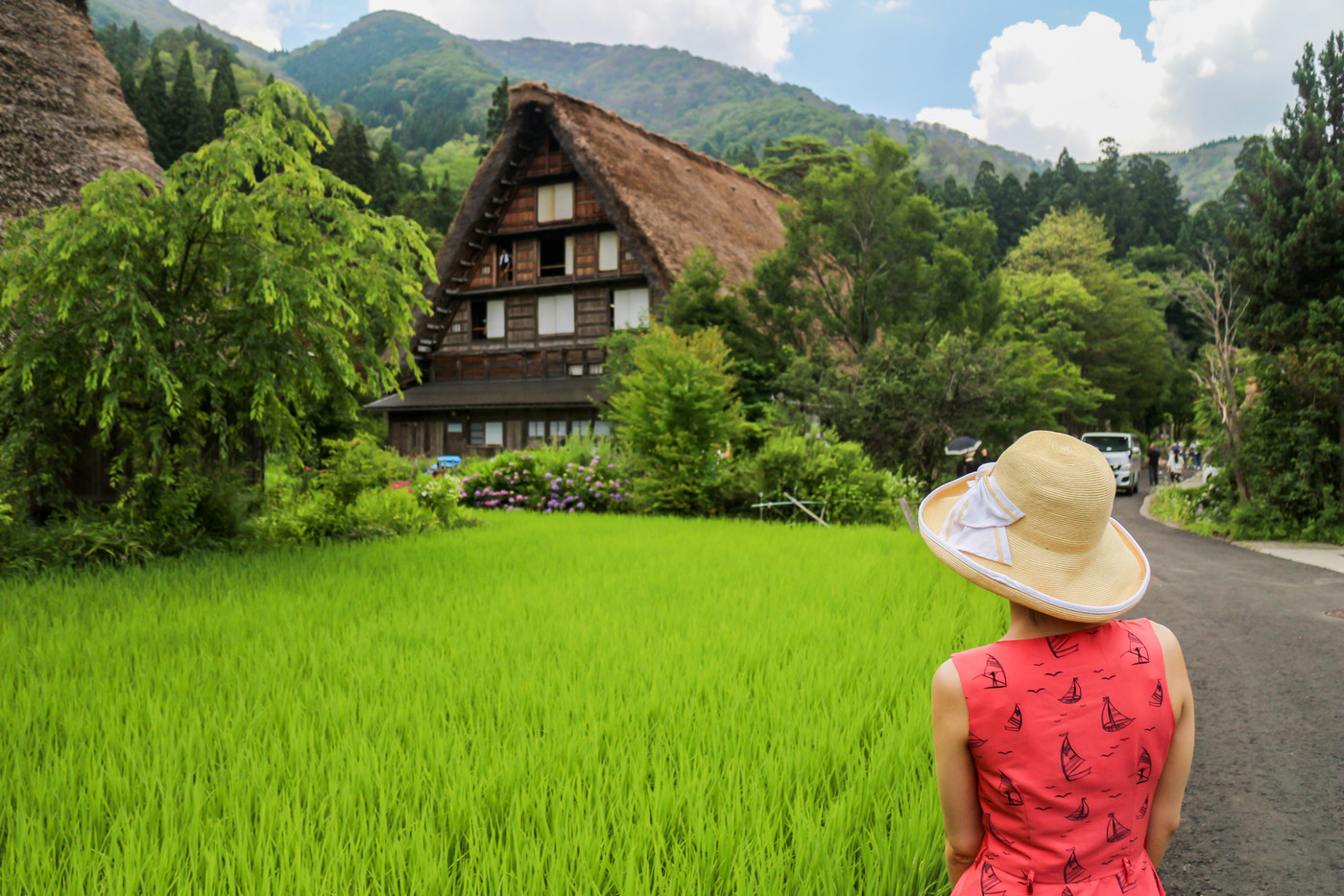 女の子と白川郷