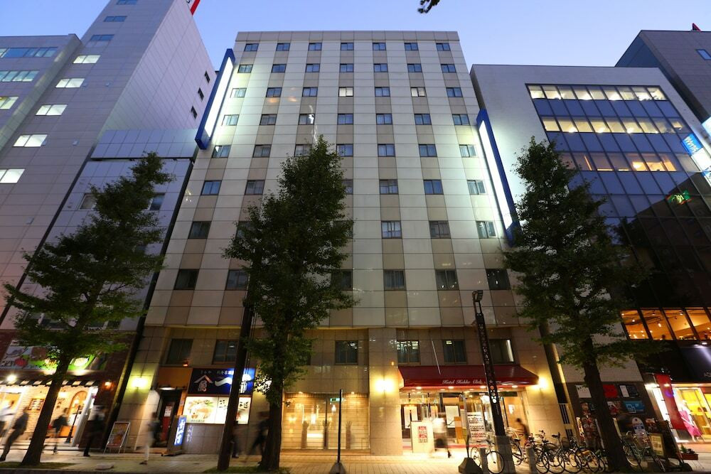 施設の正面 (日没後)