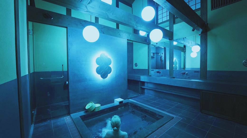 光と音の世界に包まれた蔵風呂 / 1