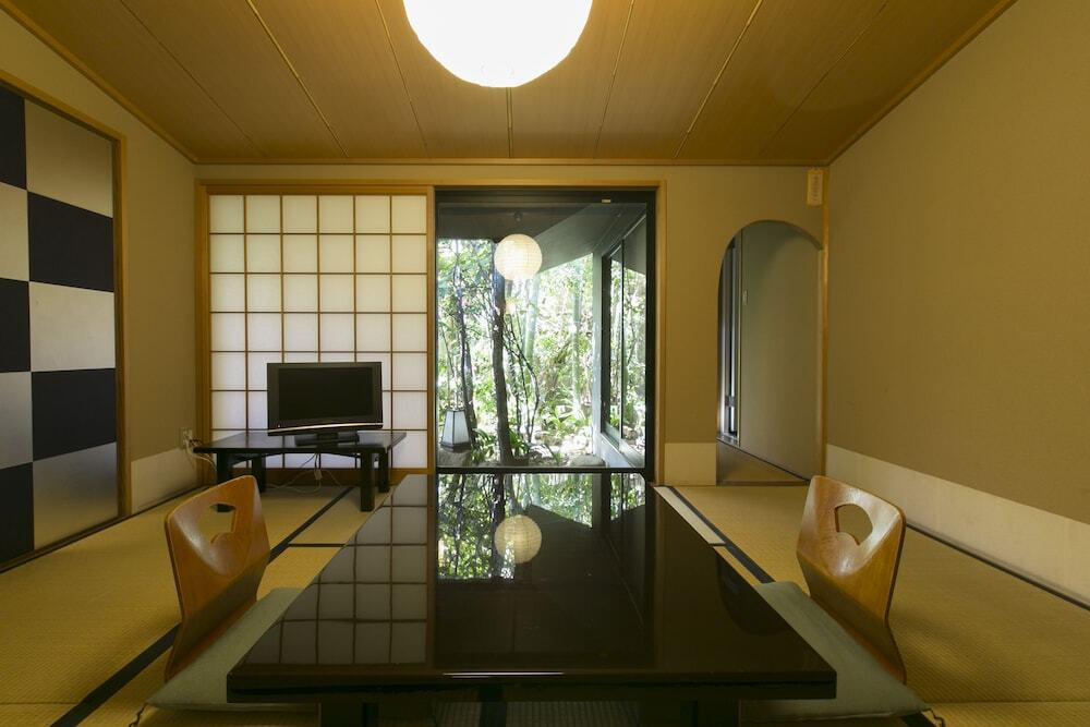 客室内のダイニングエリア