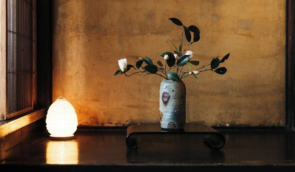 さりげなく飾られた照明と花器 / 3