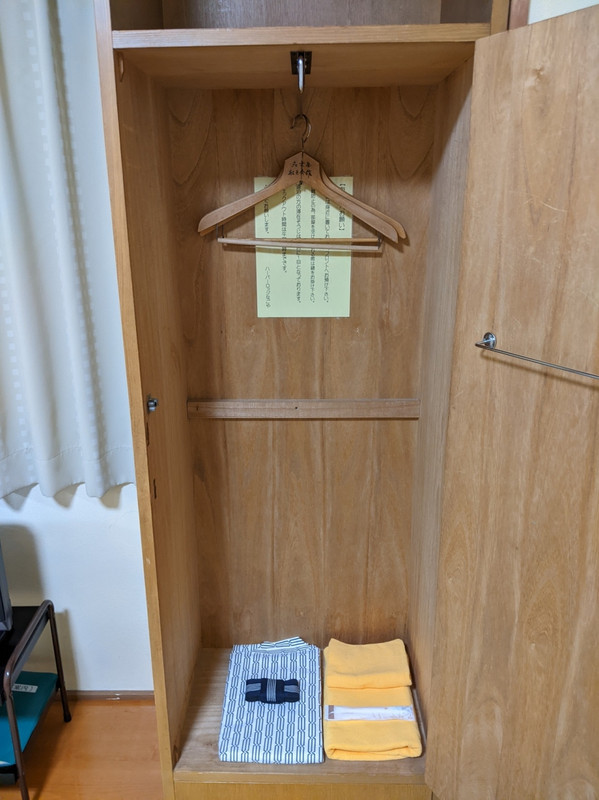 木製ロッカーに浴衣とタオルと歯ブラシとハンガー