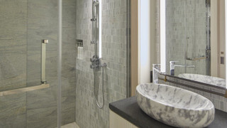 ルーム キングベッド 1 台 (Essential Walk-In Shower)