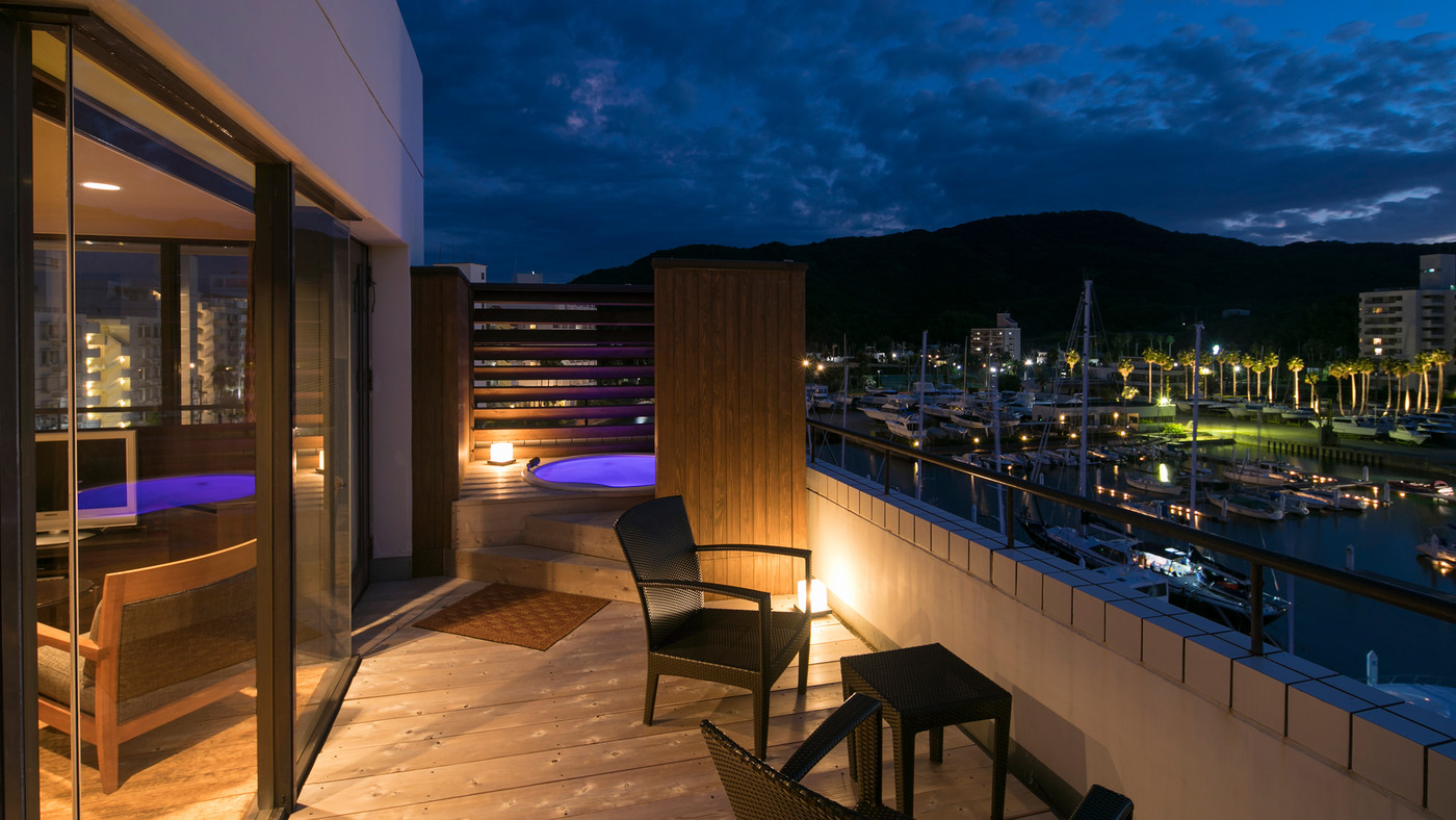 ハーバービューを楽しめるプール。圧巻の景色を心に焼き付けて3465611