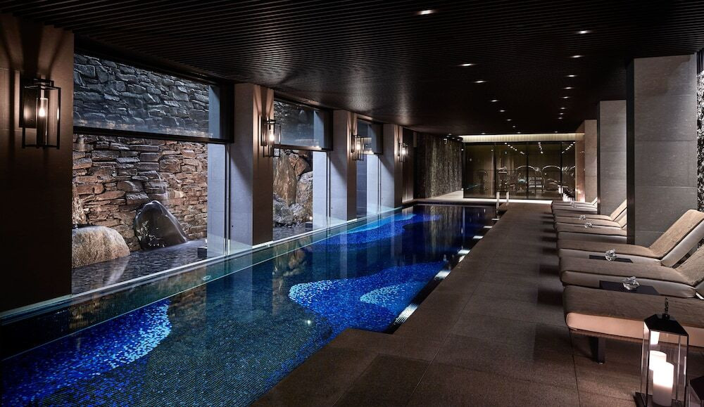 青いモザイクタイルと差し込む光が幻想的！エキゾチックな雰囲気のプール3423571