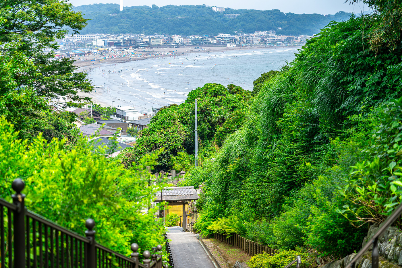 【神奈川県】鎌倉の成就院から見える由比ヶ浜の海