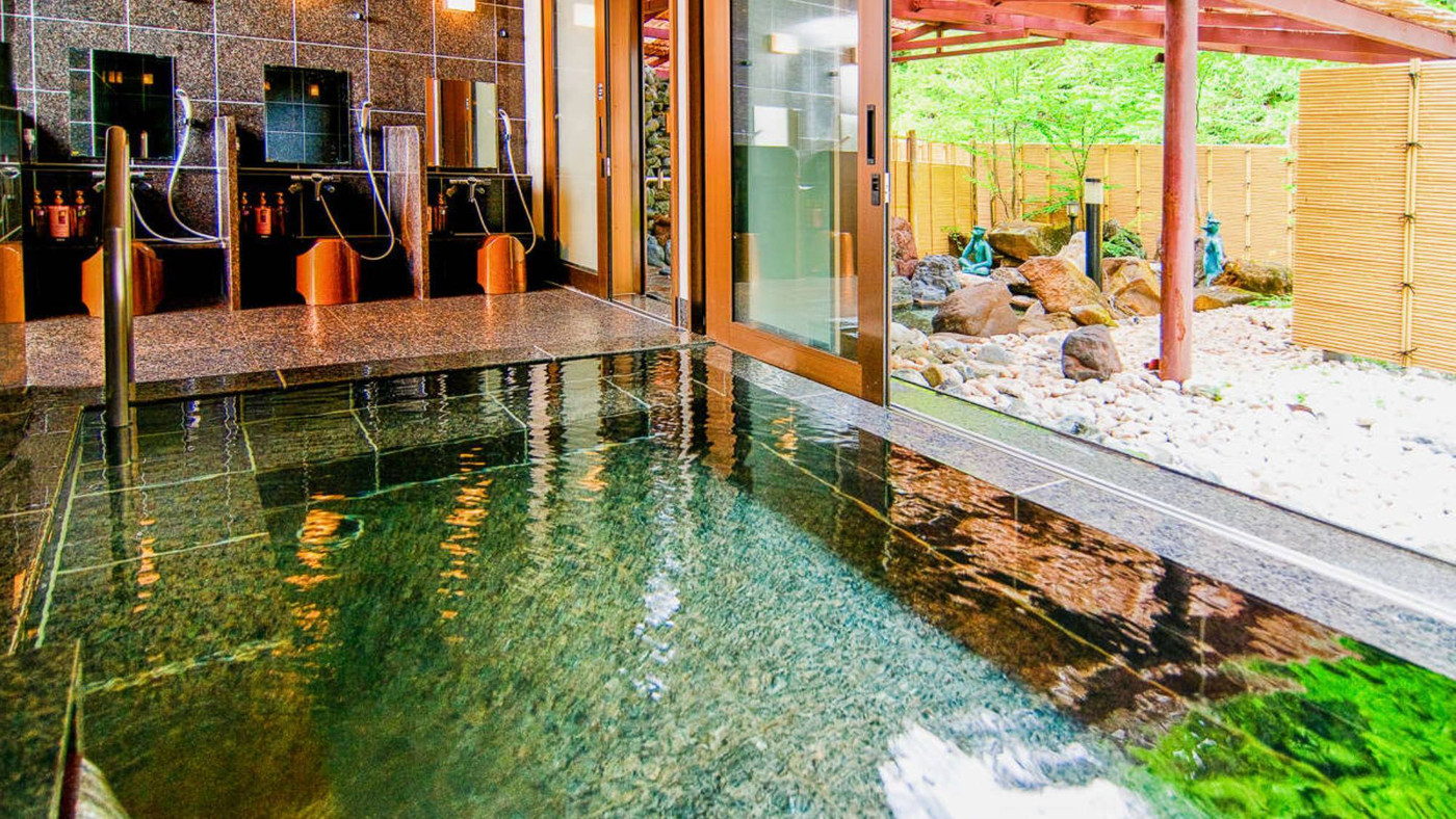 贅沢な100％源泉かけ流し。大自然に抱かれる高原リゾート3385359