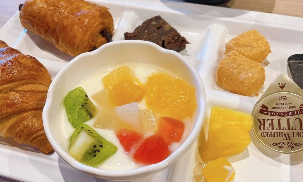 木漏れ日を浴びつつ
朝食ビュッフェを堪能 / 1