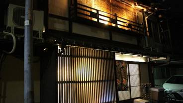 施設の正面 (日没後) / 4