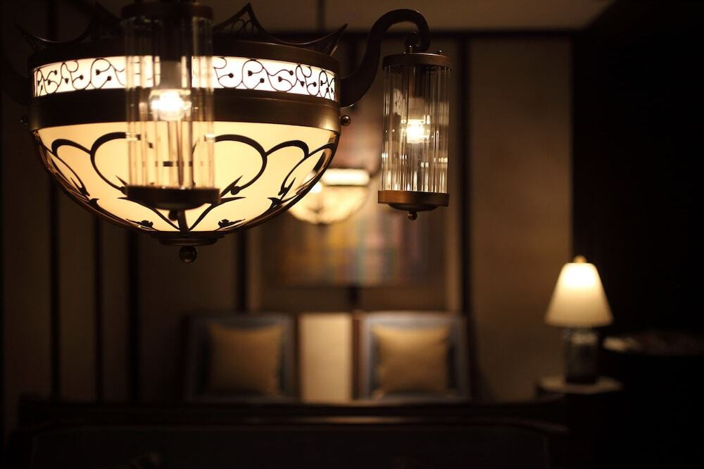 アンティーク×日本の伝統工芸品が共存するロビー3646564